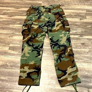 ARMY CAMOUFLAGE FATIGUES. SIZE MEDIUM LONG.